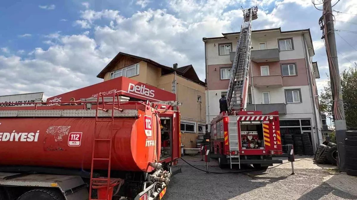Hendek'te Tadilat Sırasında Çatı Yangını Çıktı