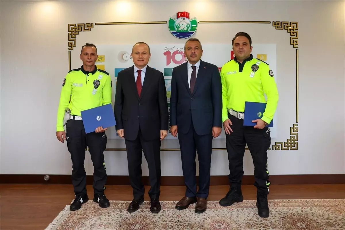 Rize Valisi Baydaş'tan tünelde olası kazayı önleyen trafik ekibine başarı belgesi