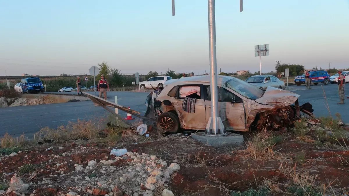 Kilis'te Minibüs ve Otomobil Çarpıştı: 12 Yaralı