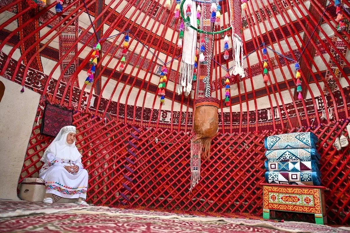 Kazakistan'dan Türkiye'ye Gelen Geleneksel Kazak Yurt Çadırı Hediyesi
