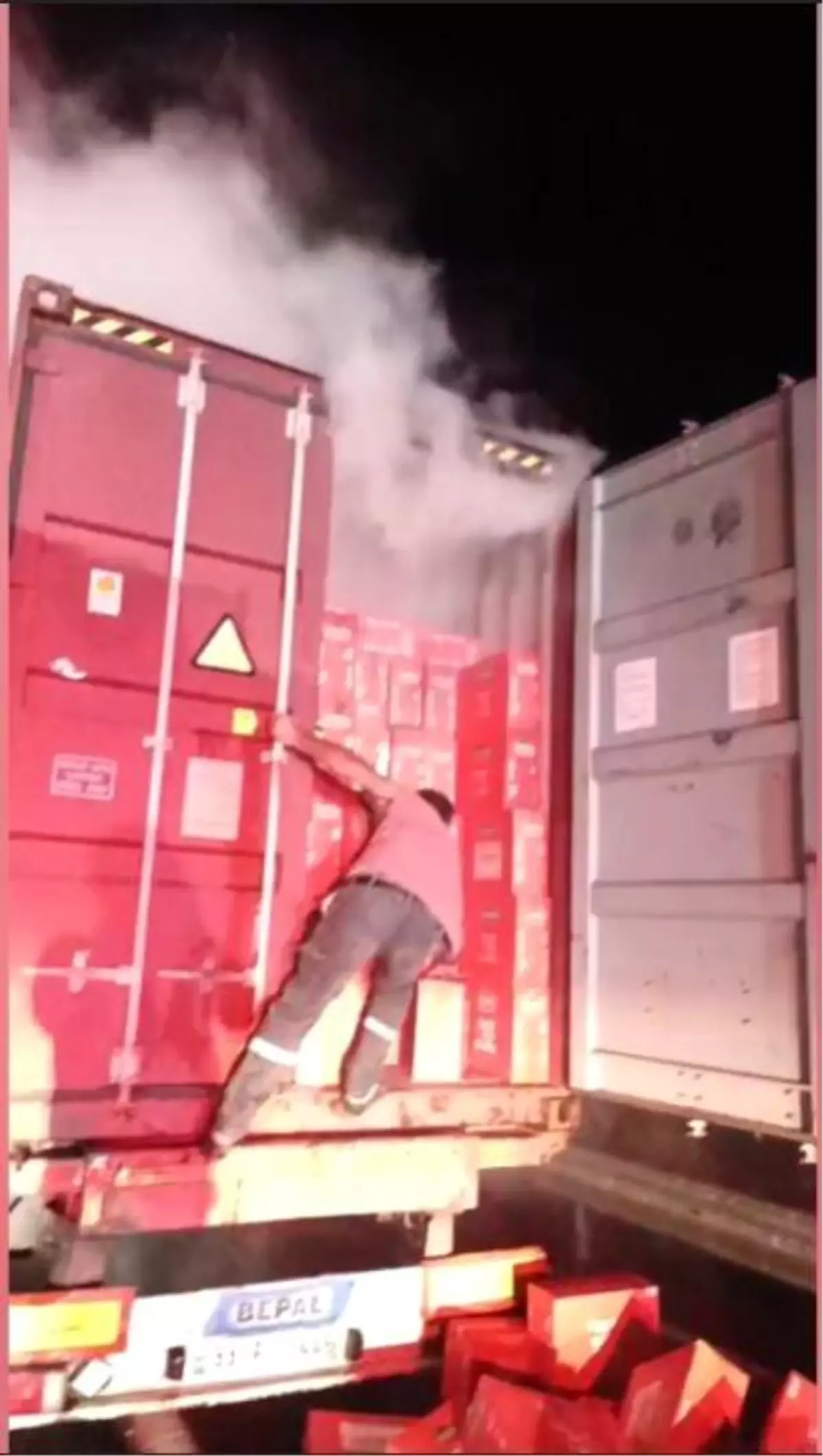 Osmaniye'de Makarna Yüklü Tır Yangını