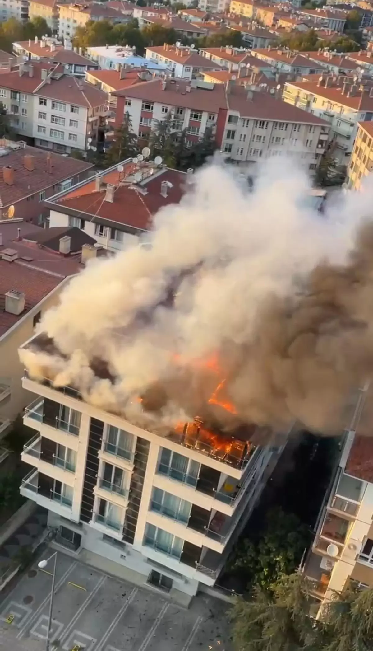 Ankara'da Apartman Çatı Katında Yangın