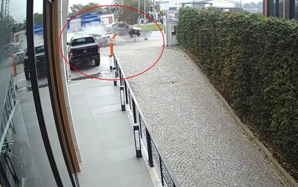 Mudanya'da Trafik Kazası: Lüks Araç Hasar Gördü, Sürücü Yaralandı
