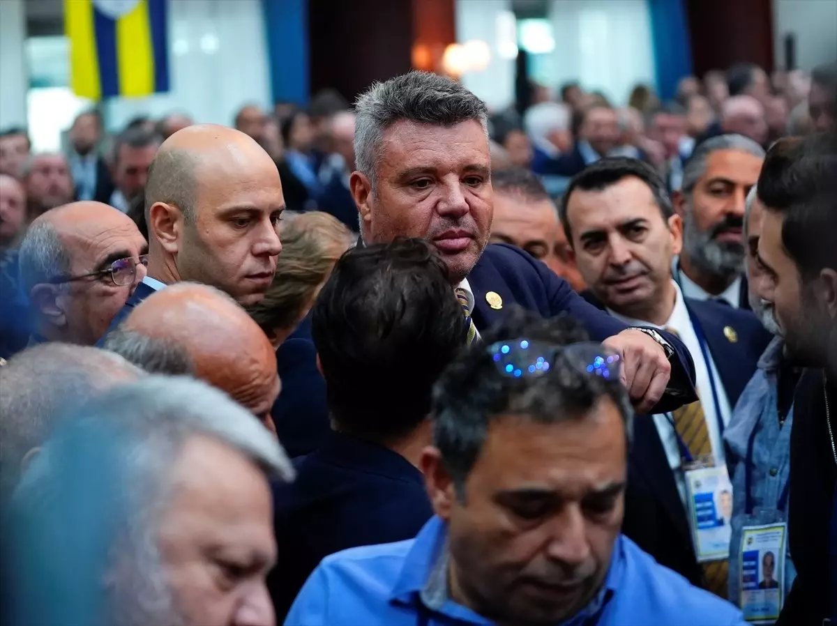 Fenerbahçe Yüksek Divan Kurulu'nda Aziz Yıldırım ve Hamdi Akın Arasında Tartışma
