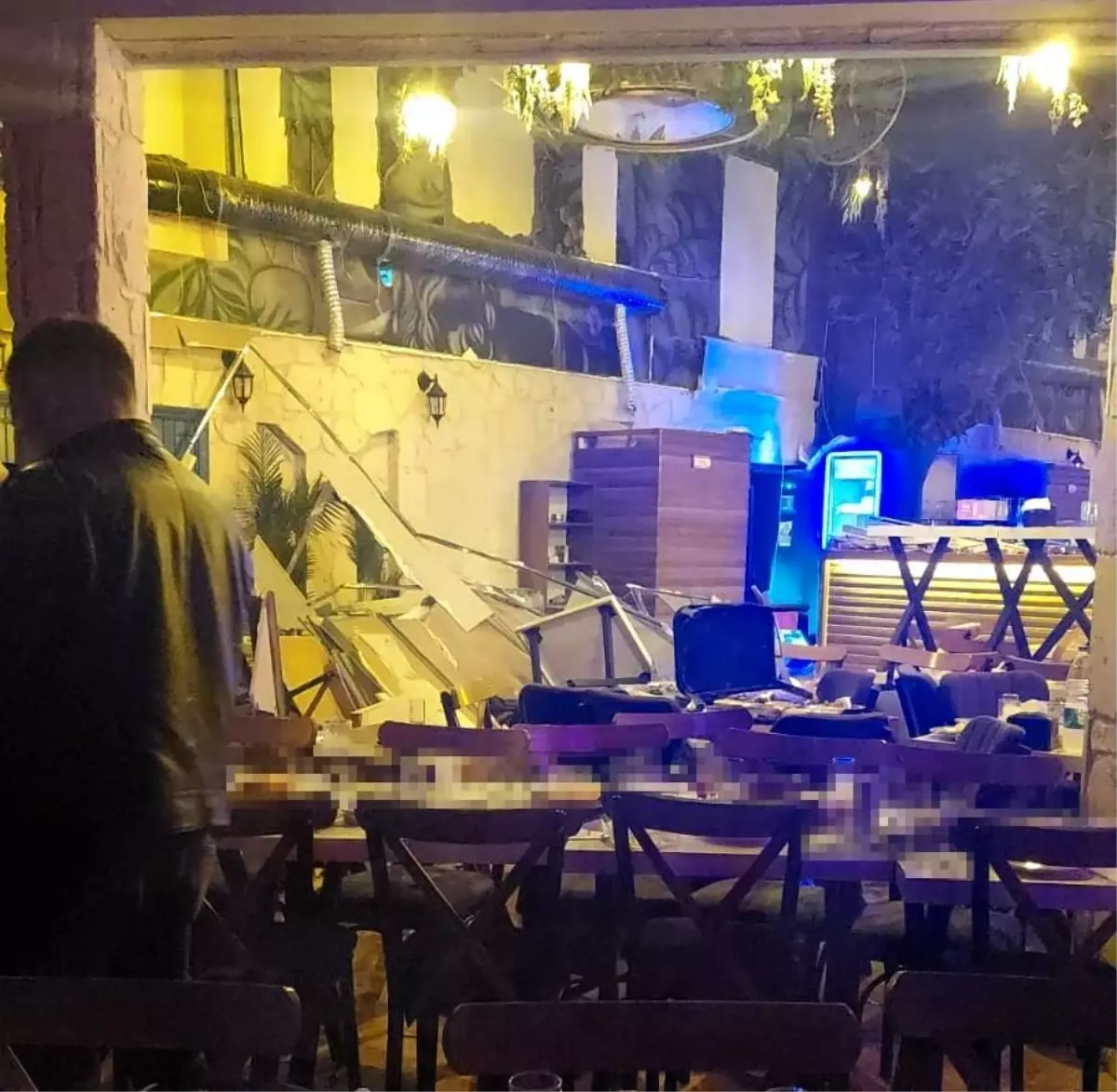 İzmir'de Eğlence Mekanında Dekor Duvarı Çöktü, 6 Yaralı