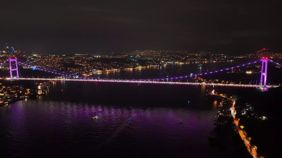 İstanbul'da Köprüler Meme Kanseri İçin Pembe Işıkla Aydınlatıldı
