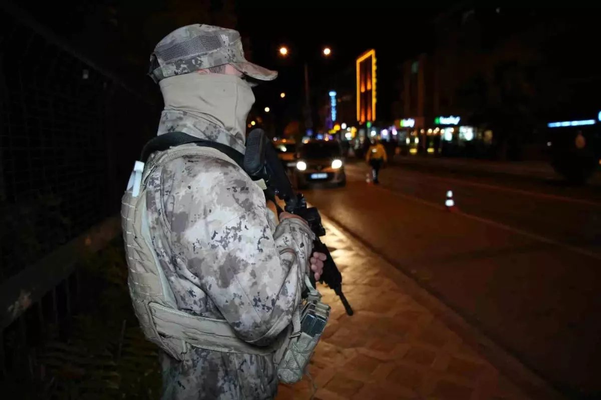 Edirne'de Huzurlu Sokaklar Denetimi: 178 Bin Lira Ceza, Ruhsatsız Tabanca Ele Geçirildi