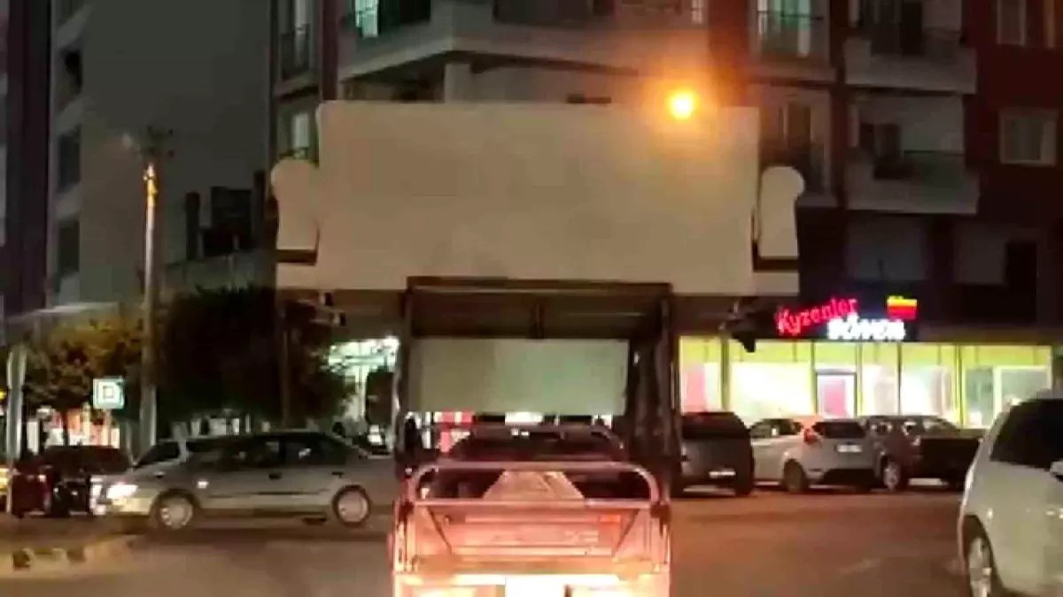 Hatay'da Trafikte Koltuk Taşıyan Motosiklet Sürücüsü Şaşırttı