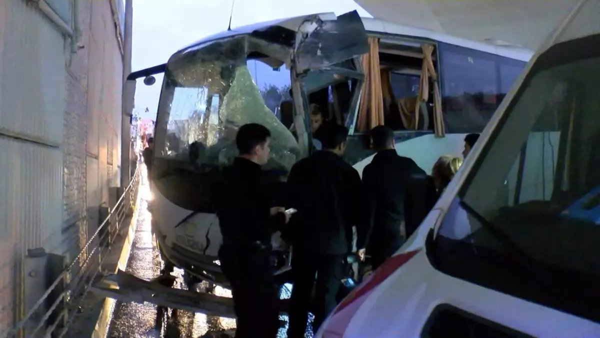 Bakırköy'de Polis Otobüsü Üst Geçide Çarptı: Sürücü Kurtarıldı