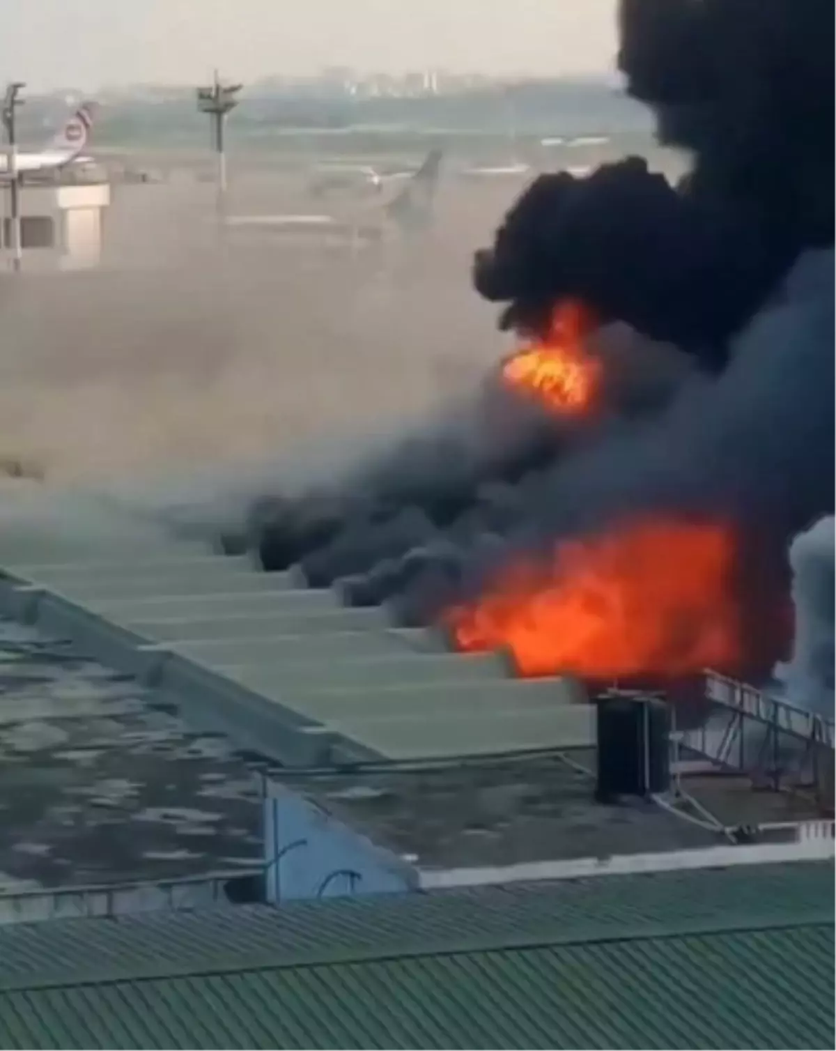 Dakka Havalimanı'nda Yangın, Uçuşlar Durduruldu