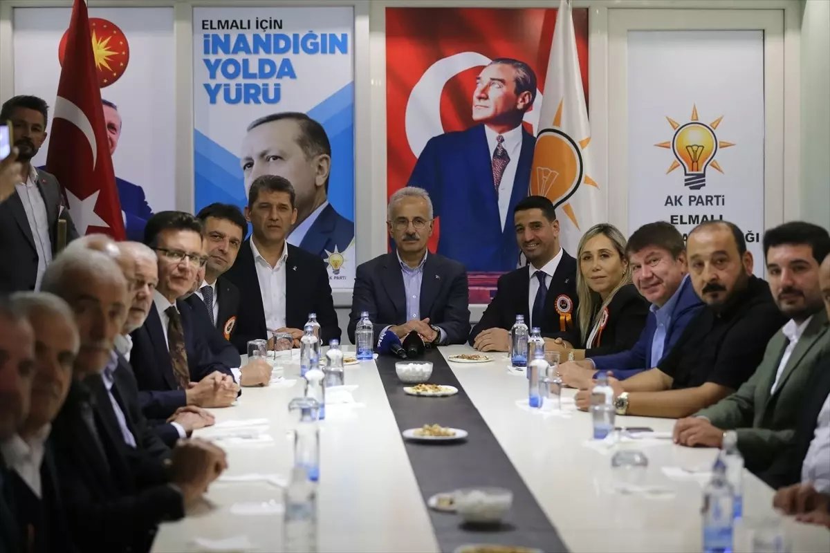 Ulaştırma ve Altyapı Bakanı Uraloğlu, AK Parti Elmalı ve Korkuteli ilçe teşkilatıyla buluştu