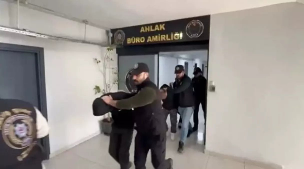 İzmir'de Fuhuş Operasyonu: 19 Kadın Kurtarıldı, 4 Şüpheli Tutuklandı