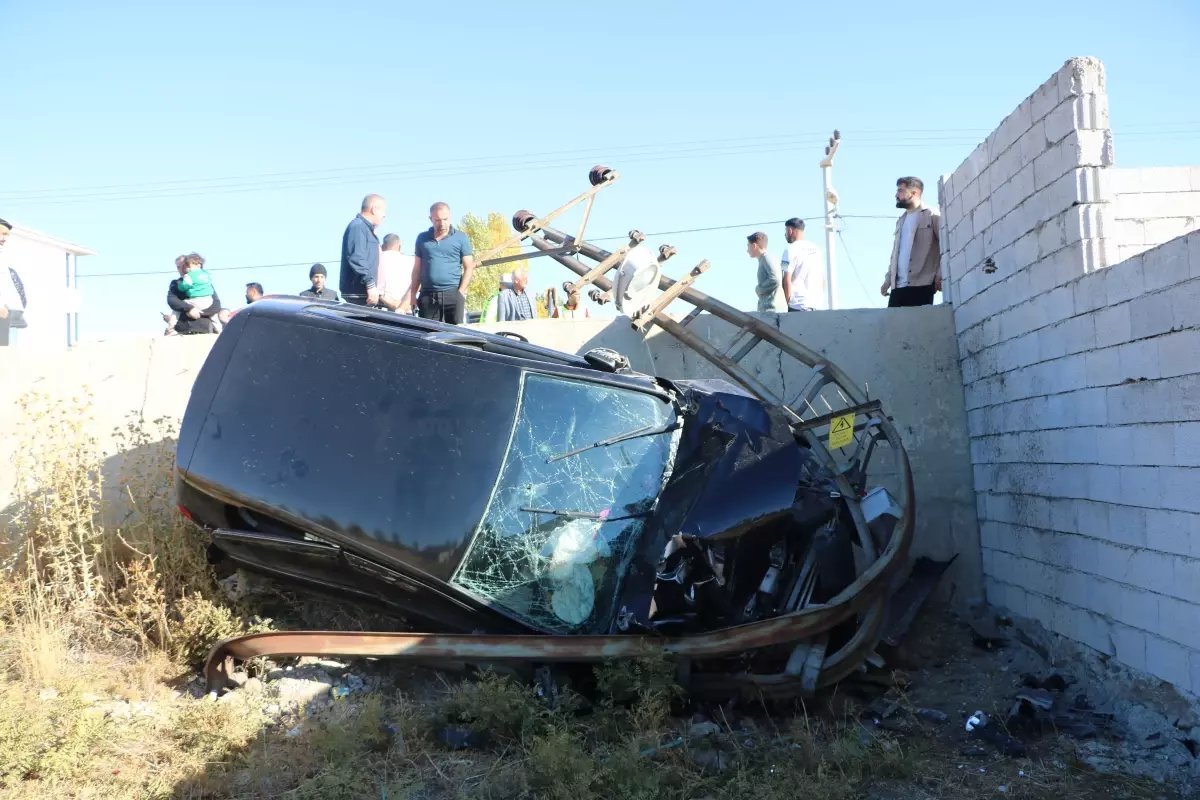 Yüksekova'da Düğün Yolunda Kaza: 6 Yaralı