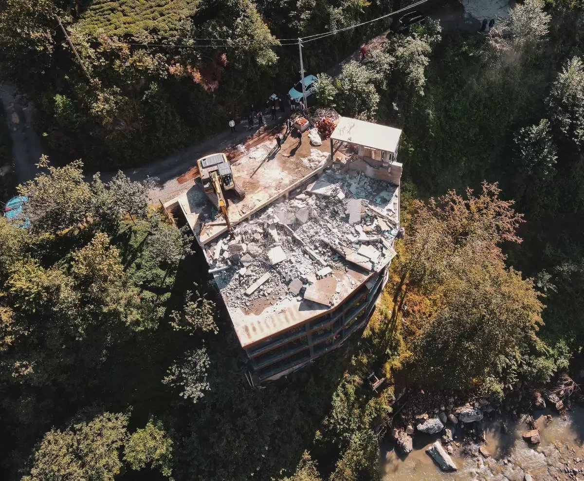 Rize'de Ruhsatsız Yapılar Yıkımına Devam Ediliyor