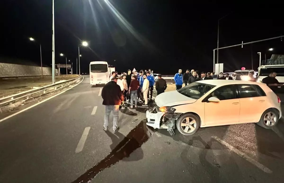 Elazığspor Oyuncularını Taşıyan Otobüs Kaza Yaptı: 1 Yaralı