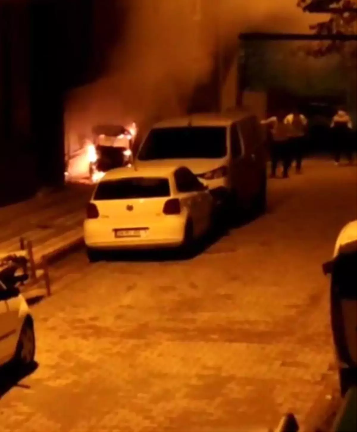 Sultangazi'de Park Halindeki Elektrikli Araçta Yangın Çıktı