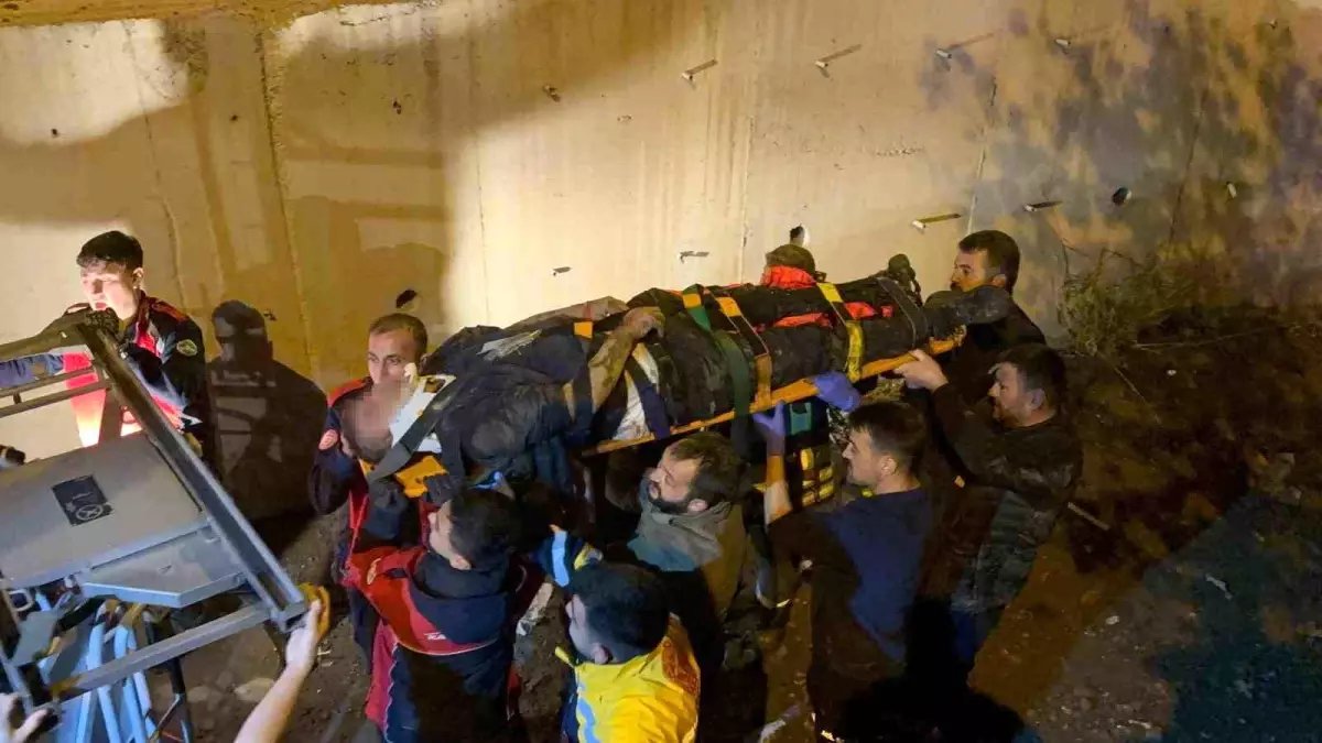 Kayseri'de Kamyonet Kanalına Uçtu: 2 Yaralı