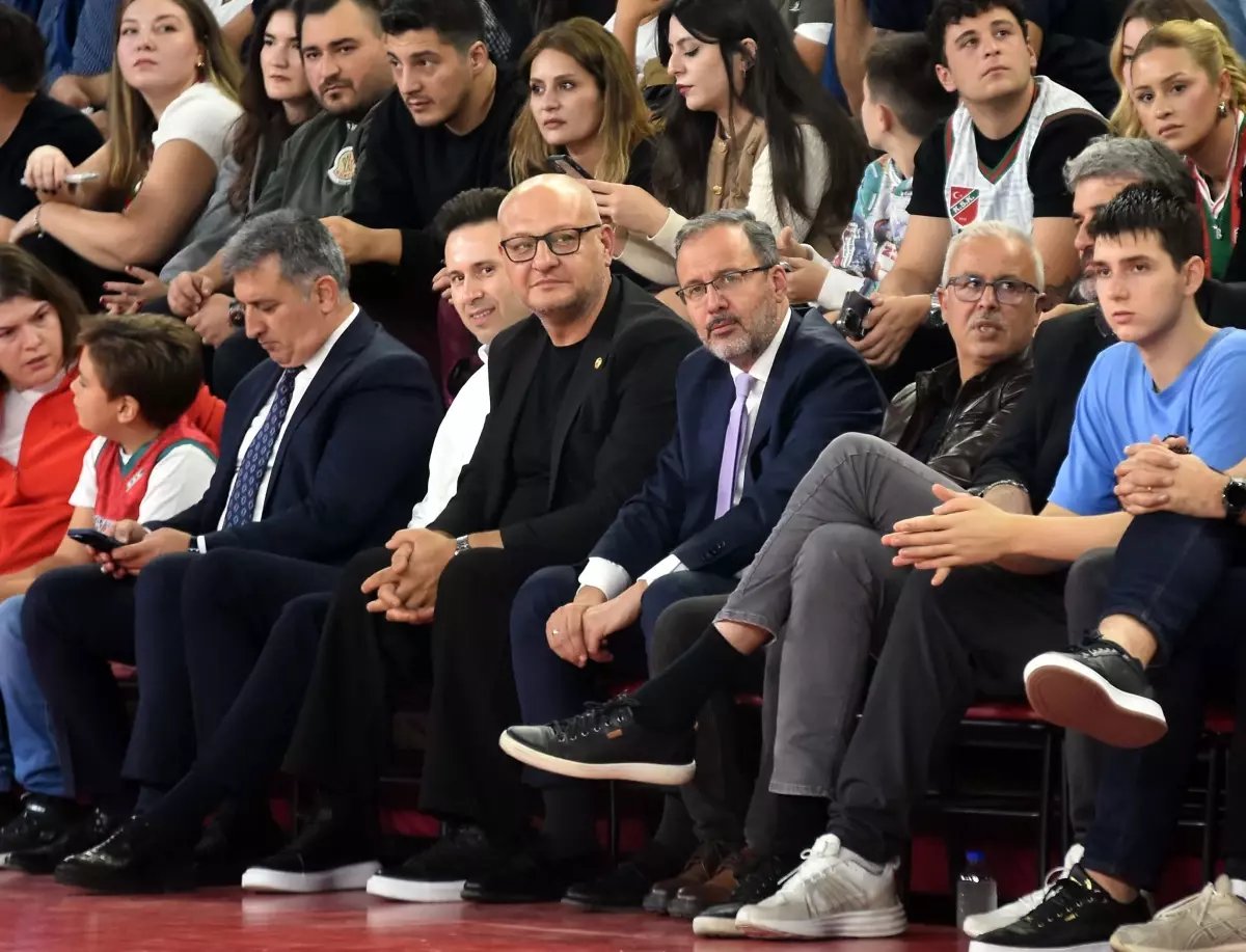 Anadolu Efes, Karşıyaka'yı Mağlup Ederek Galibiyet Serisini Sürdürdü
