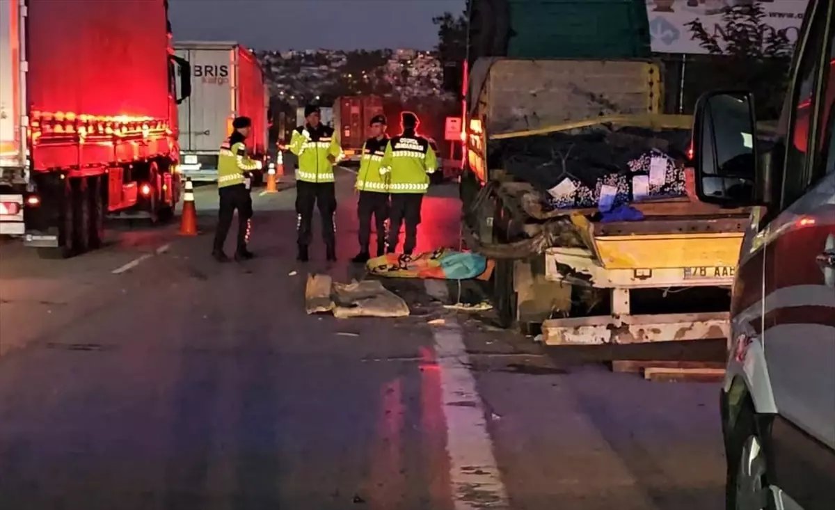 Patlayan Lastik Değiştirirken Tır Kazasında Hayatını Kaybetti