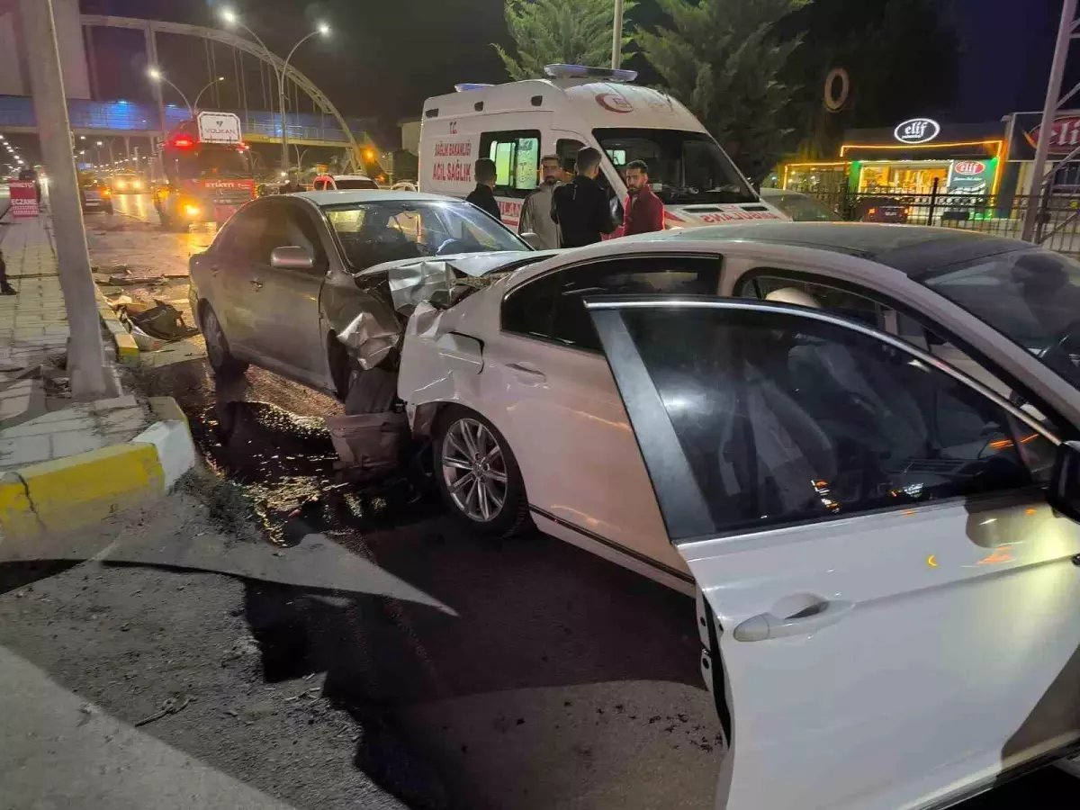 Van'da Zincirleme Trafik Kazası: 4 Yaralı