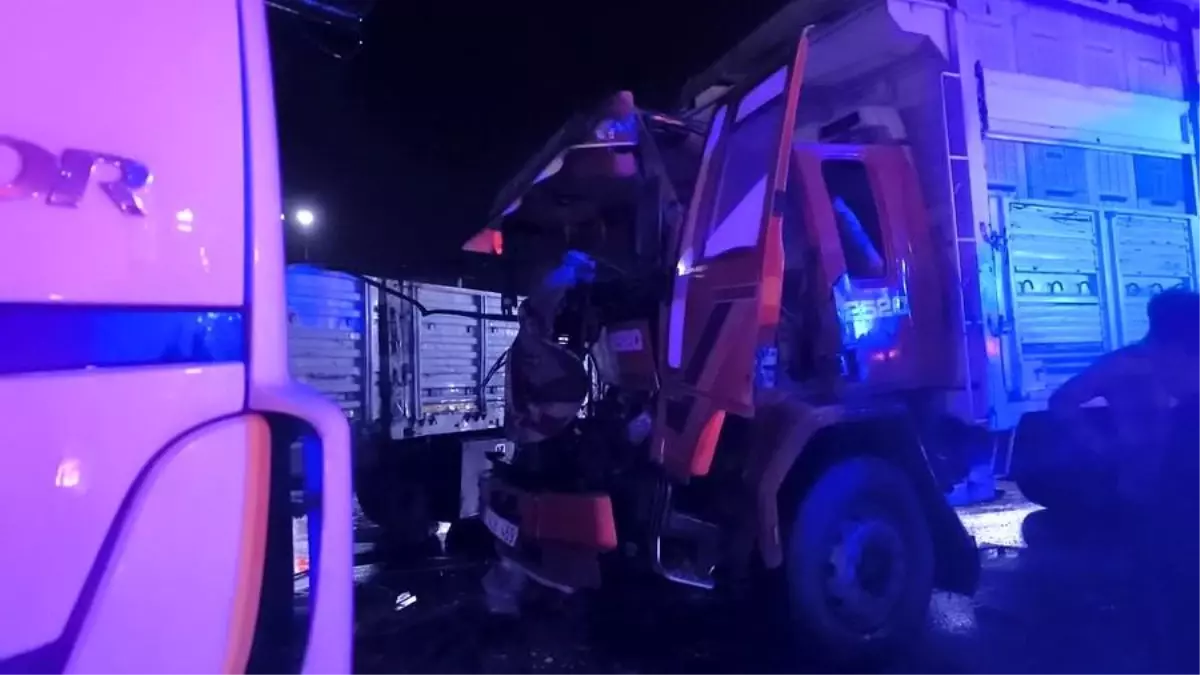 Hatay'da Tır Çarpışmasında Sürücü Yaralandı