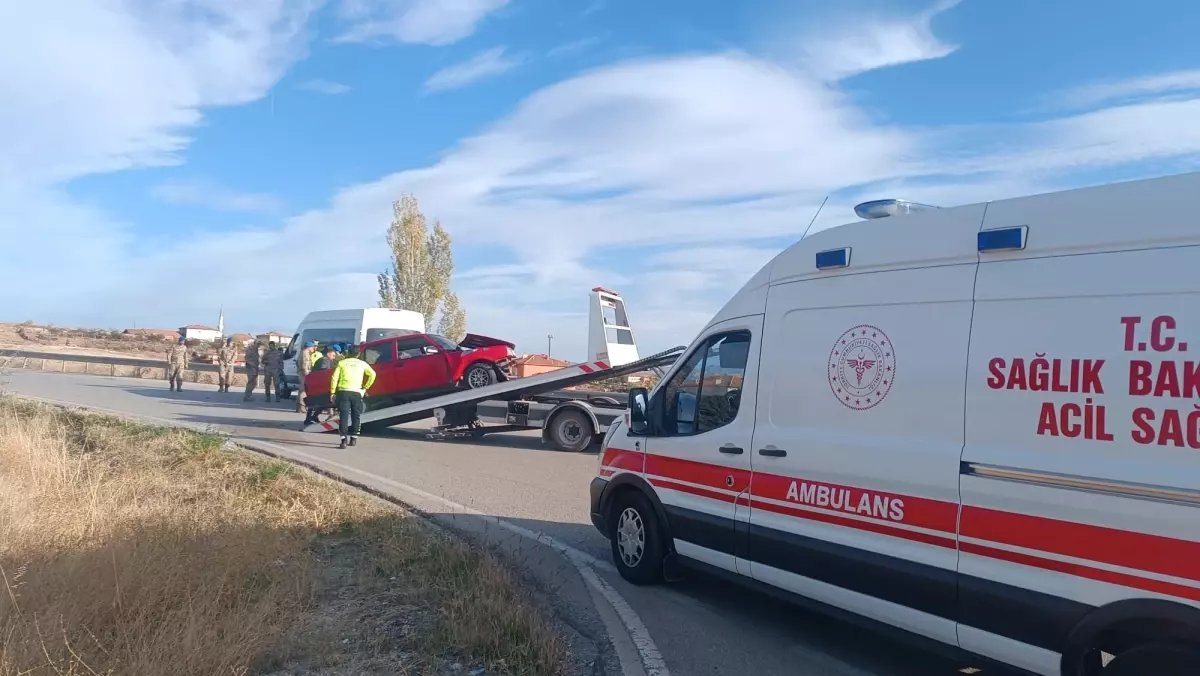 Kırıkkale'de Jandarma Aracına Çarpan Kazada 4 Yaralı