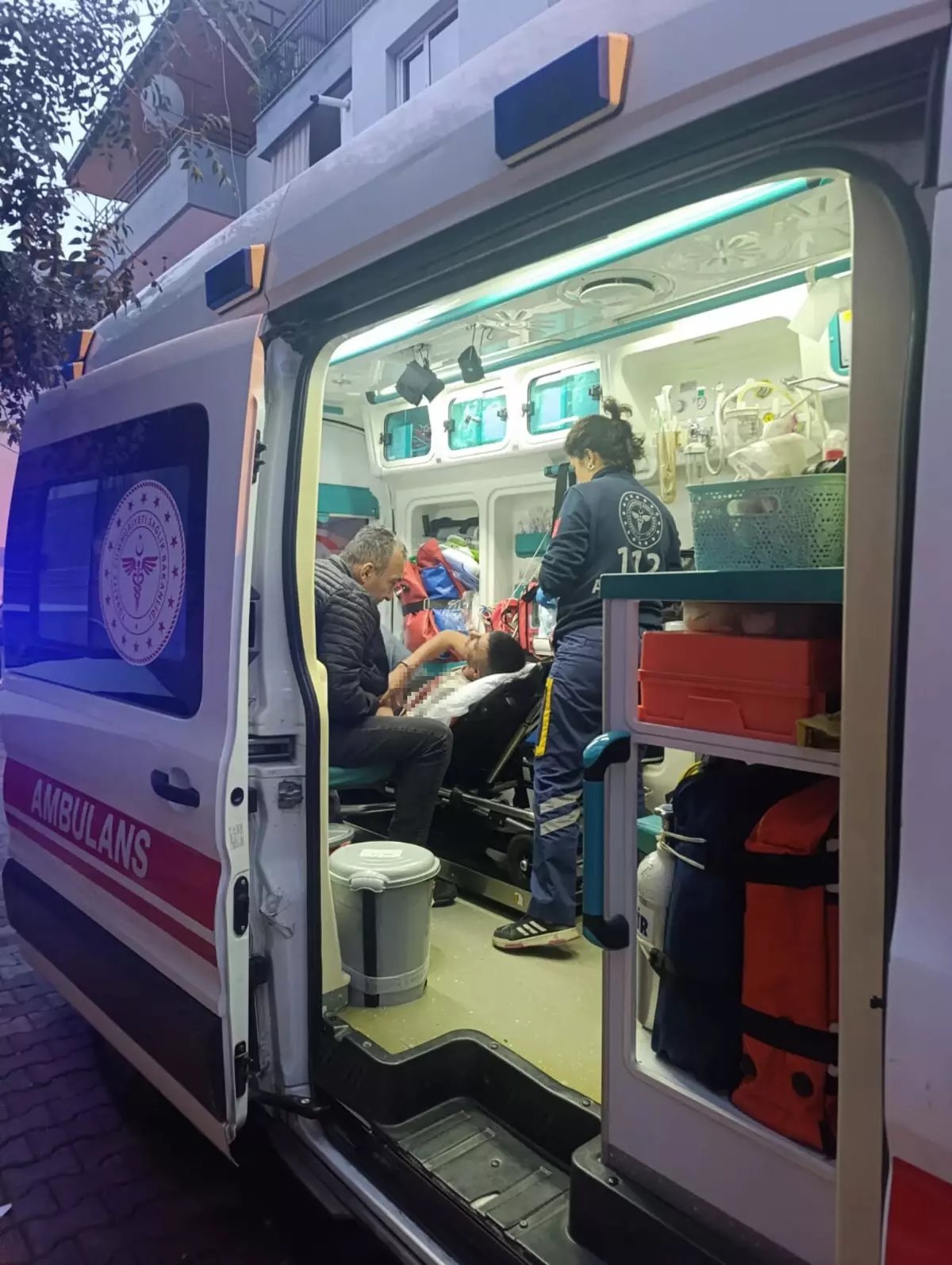 Turgutlu'da Dayı-Yeğen Arasında Bıçaklı Kavga: 2 Yaralı