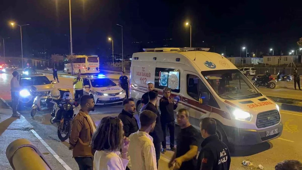 Hatay'da Motosiklet Kazası: Yaya ve Sürücü Yaralandı