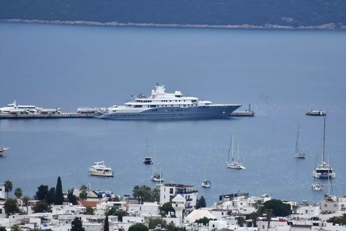 Bodrum'da Dünyanın En Büyük Yatlarından Radiant'a Yakıt İkmal Edildi