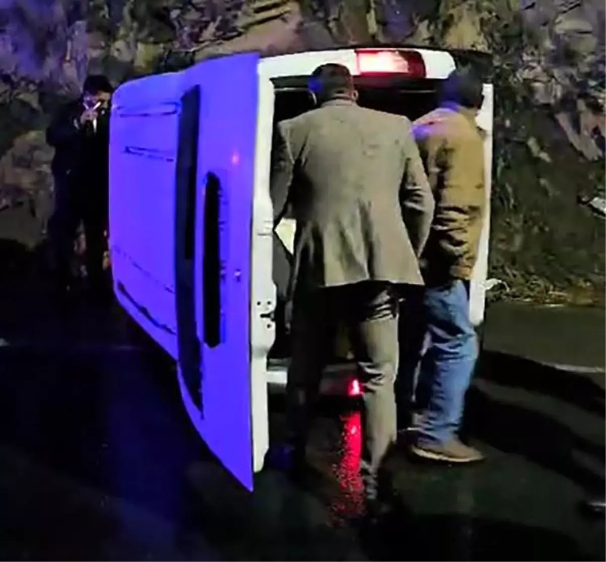 Hakkari'de Yağmur Nedeniyle Kamyonet Devrildi: Sürücü Yaralı