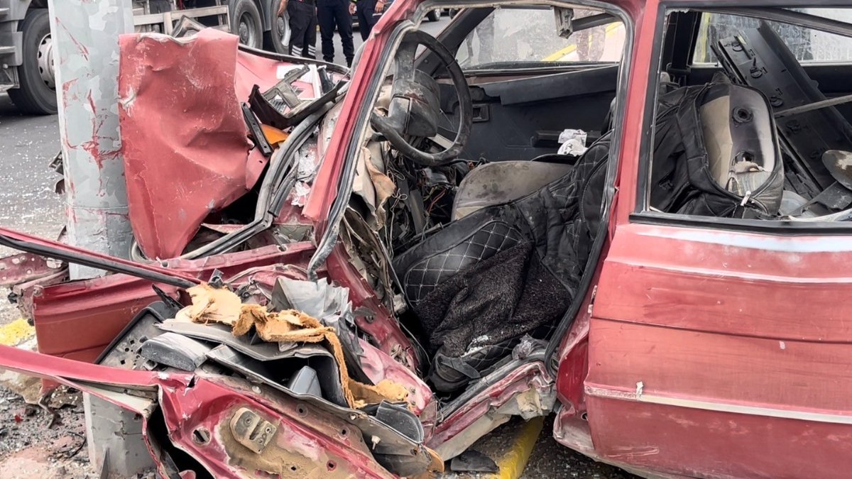 Aksaray'da otomobil aydınlatma direğine çarptı: 1 kişi hayatını kaybetti