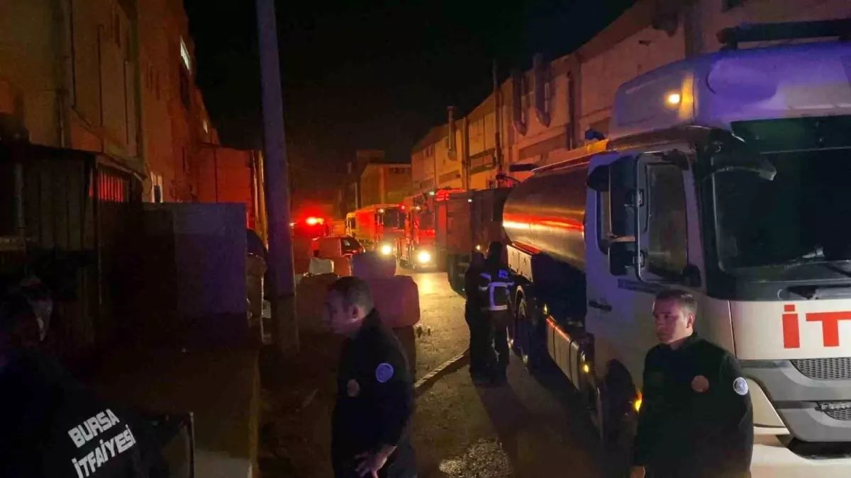 İnegöl'de Mobilya İmalathanesinde Yangın Çıktı