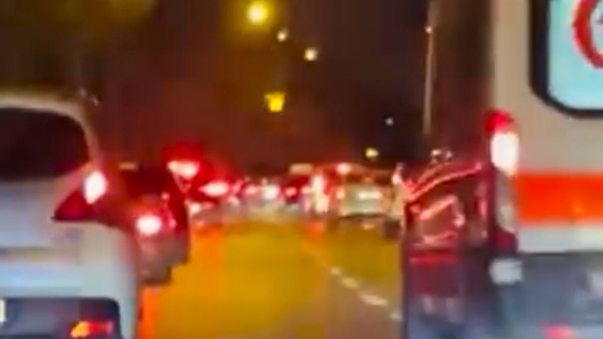 Bursa'da ambulansı gören sürücülerden başarılı 'fermuar sistemi' uygulaması