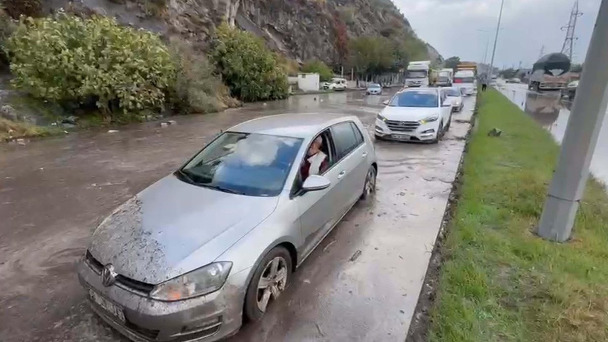 Aydın'da sağanak yağış heyelana neden oldu