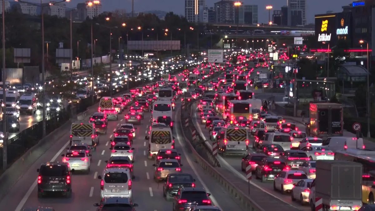 İstanbul'da akşam saatlerinde trafik yoğunluğu yüzde 90'a yaklaştı