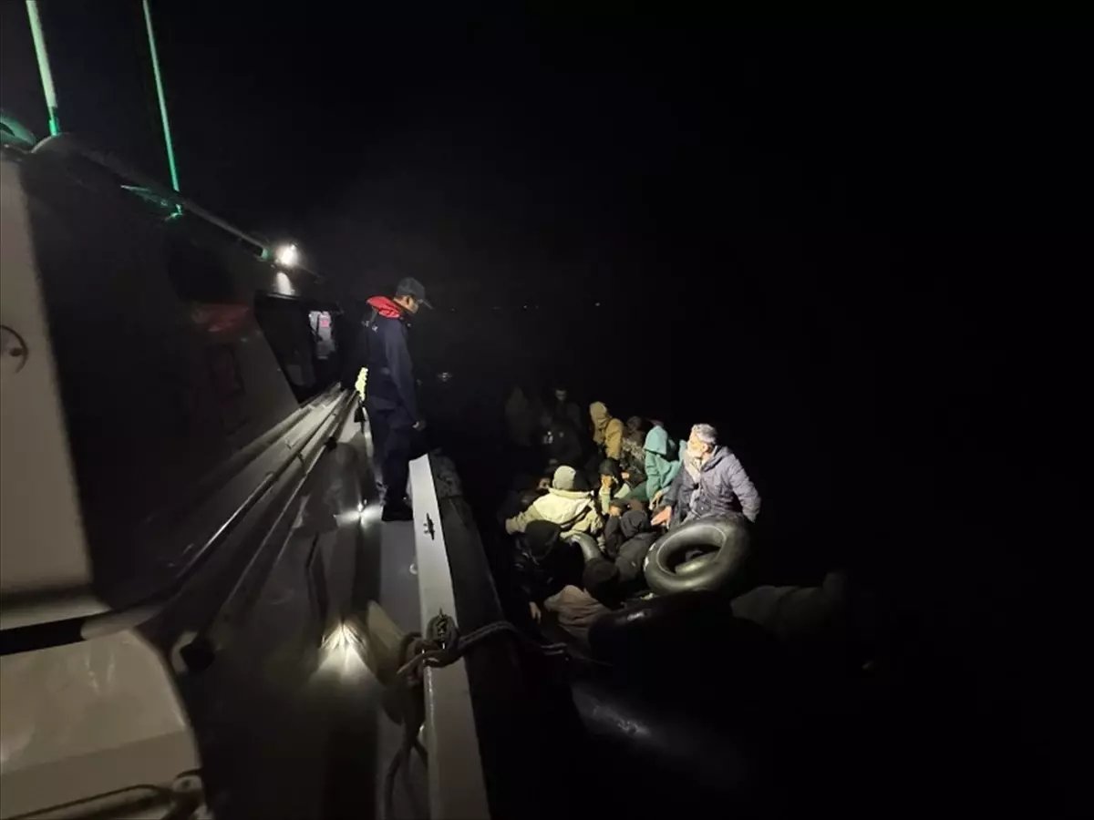 İzmir Açıklarında Düzensiz Göçmenler Kurtarıldı ve Yakalandı