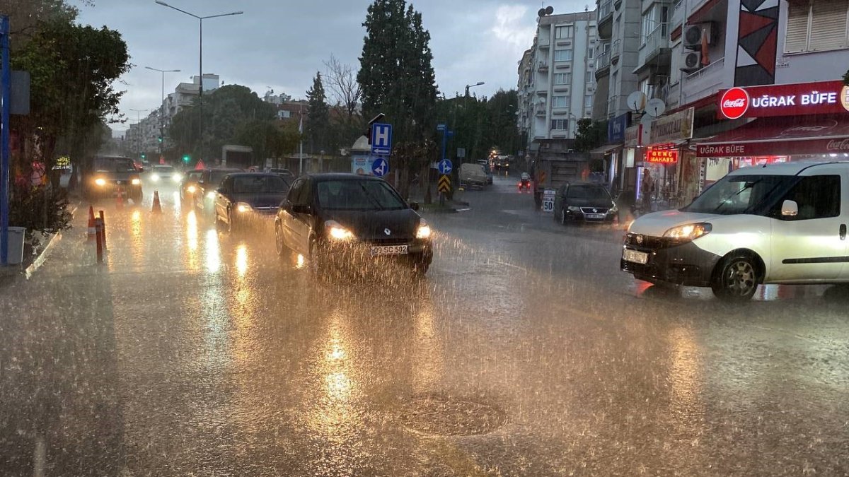Aydın'da sağanak yağış etkili oldu