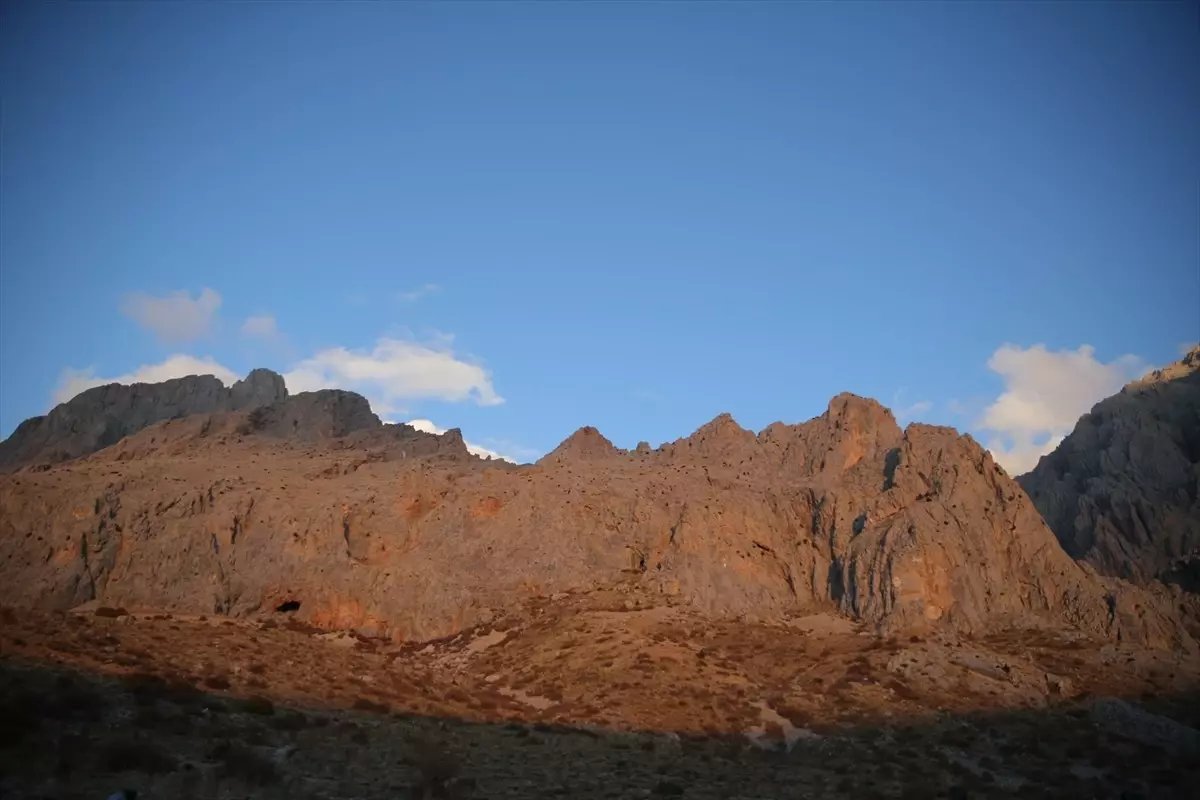 Niğde'de Cumhuriyet'in 102. Yılı için 102 Dağcı Emler Zirvesine Tırmandı
