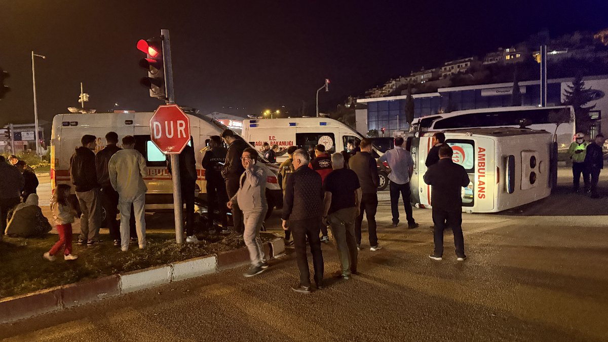 Tokat'ta ambulans ile cip çarpıştı: 3 sağlık personeli yaralandı