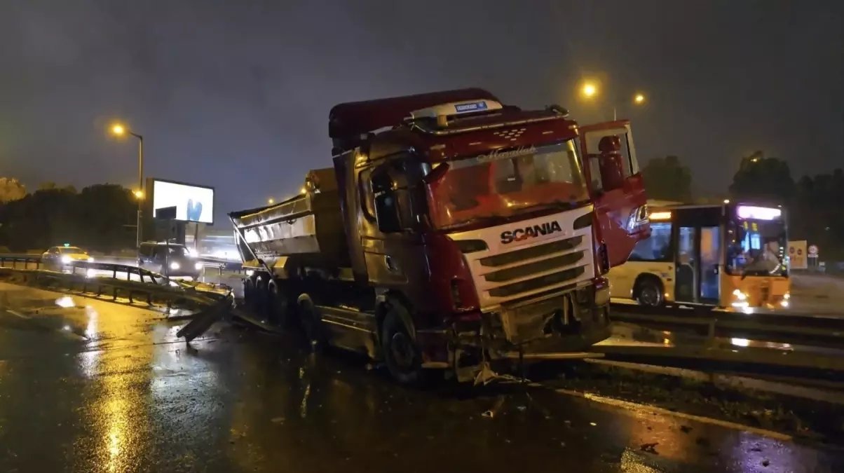 Ataşehir'de Yağış Nedeniyle Hafriyat Kamyonu Kontrolden Çıktı