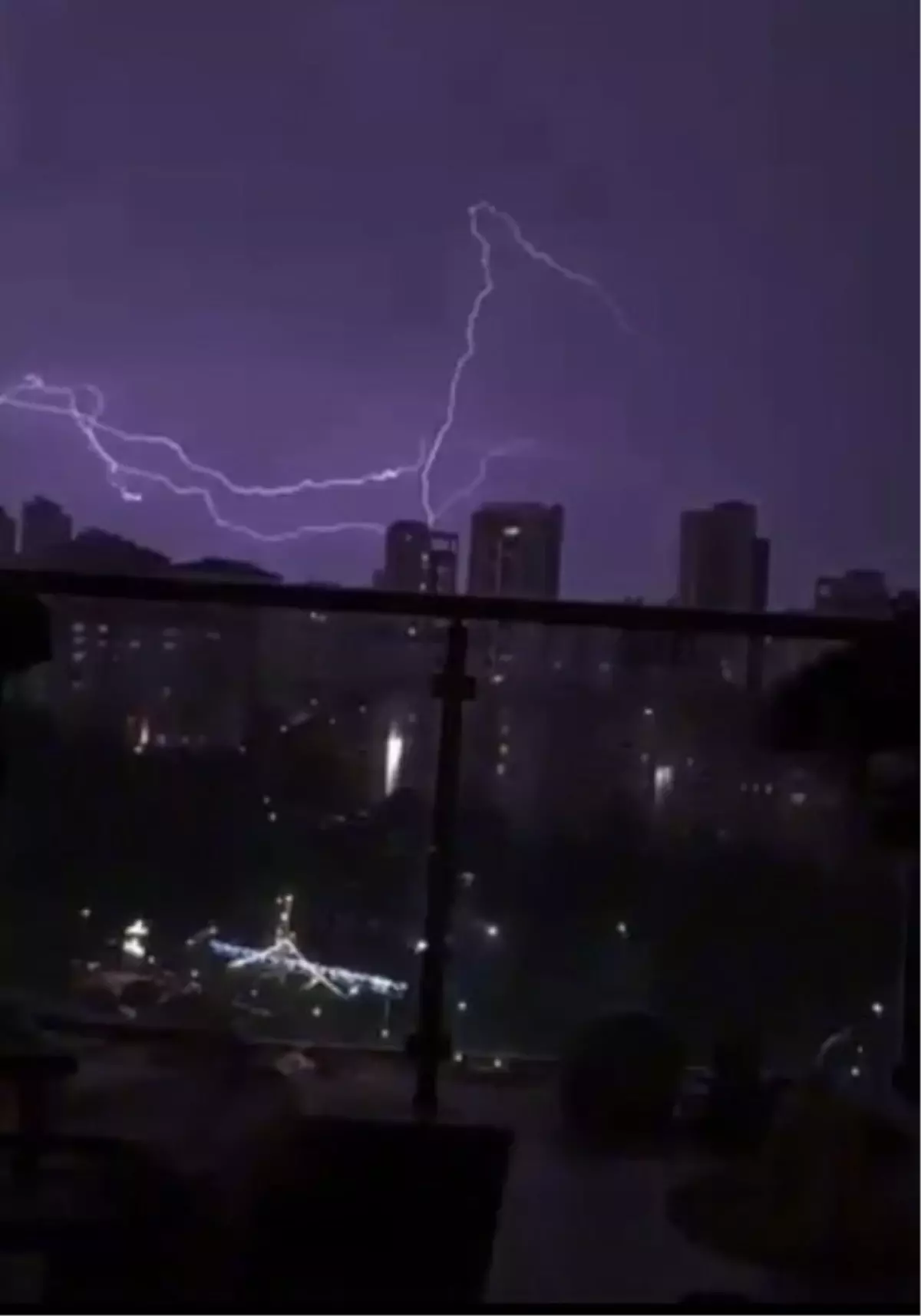 İstanbul'da Şimşekler Etkili Oldu