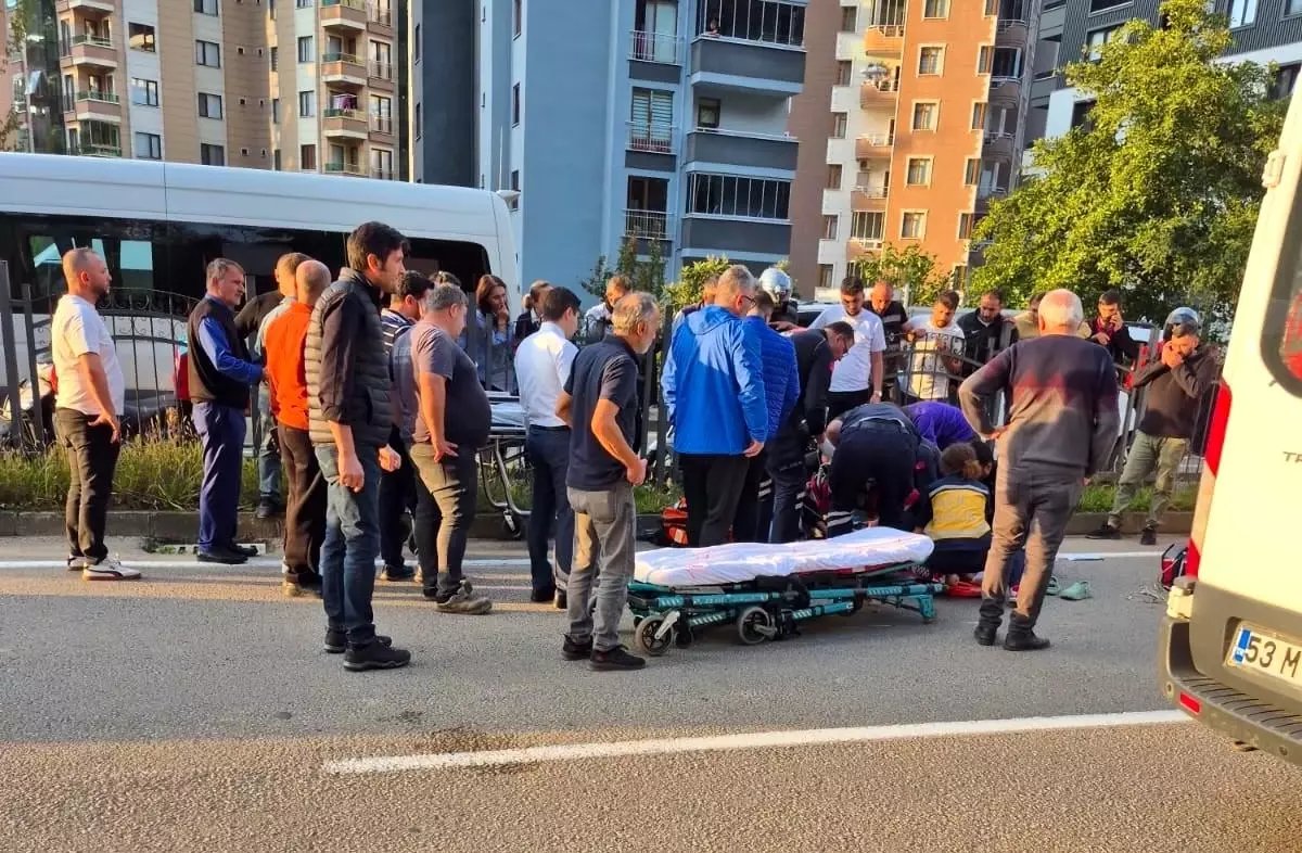 Rize'de Paramedik Kamyonetle Çarpıştı