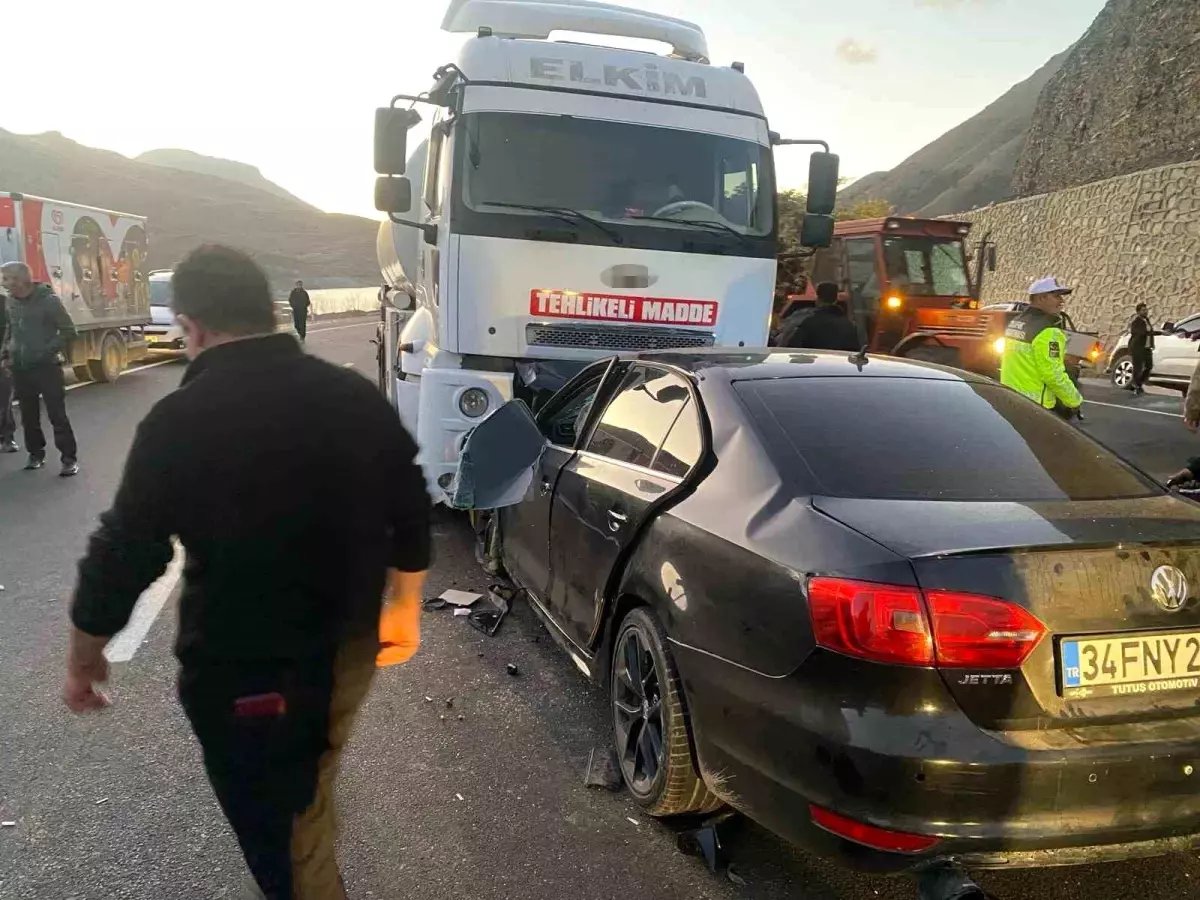 Van-Hakkari Karayolunda Trafik Kazası: 3 Ölü, 4 Yaralı
