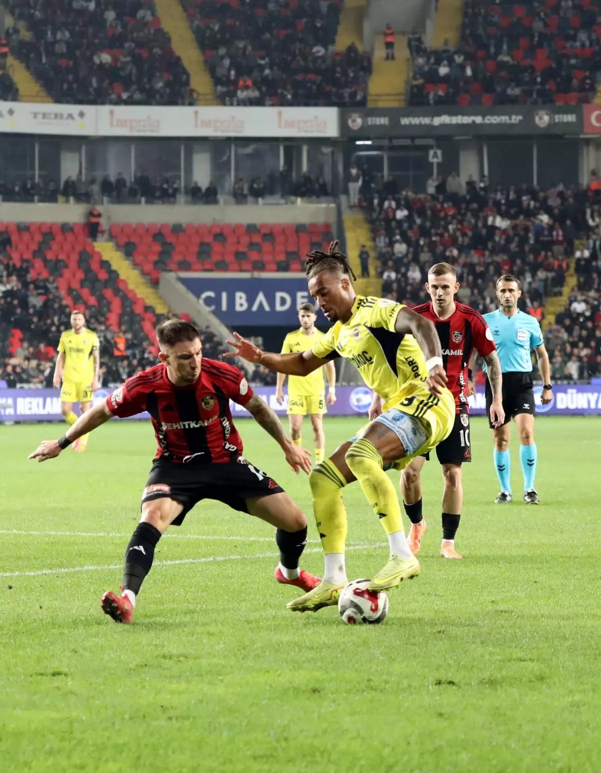 Fenerbahçe, Gaziantep FK'yı 4-0 Mağlup Etti