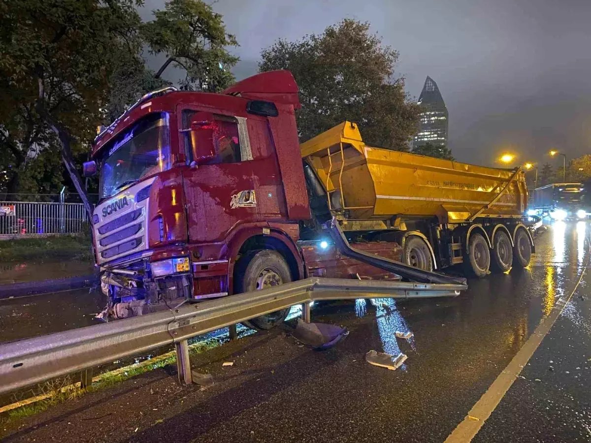 İstanbul'da Yağış Nedeniyle Hafriyat Kamyonu Kaza Yaptı