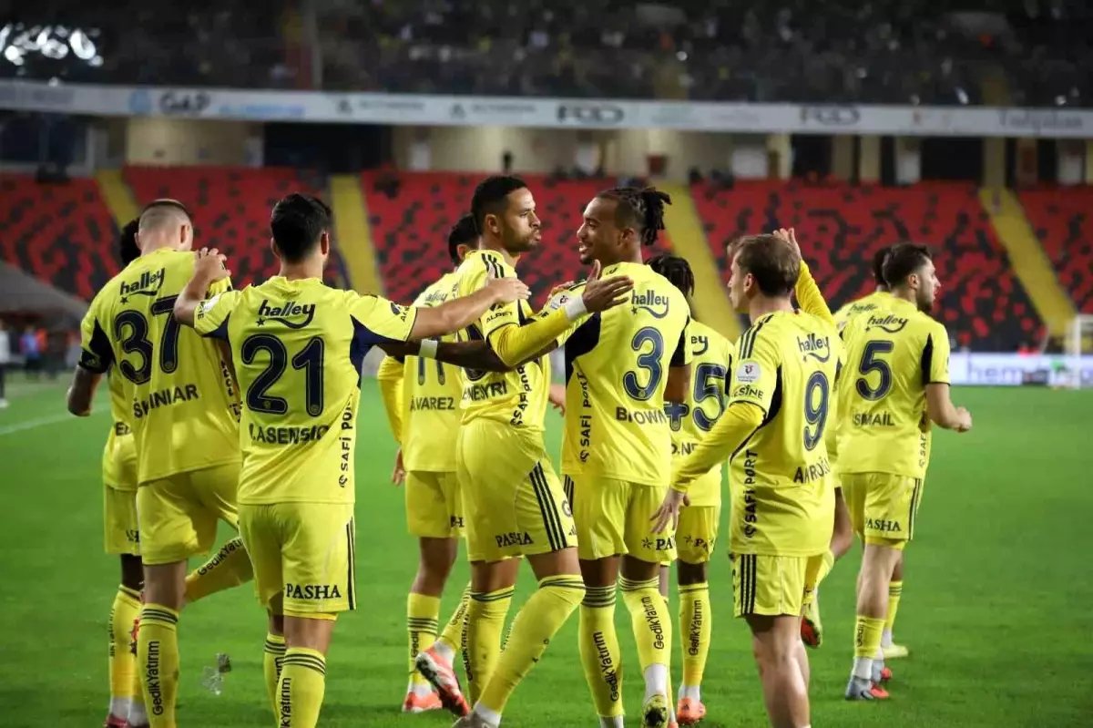 Fenerbahçe, Gaziantep FK'yı 4-0 Mağlup Ederek Üst Üste 10. Galibiyetini Aldı