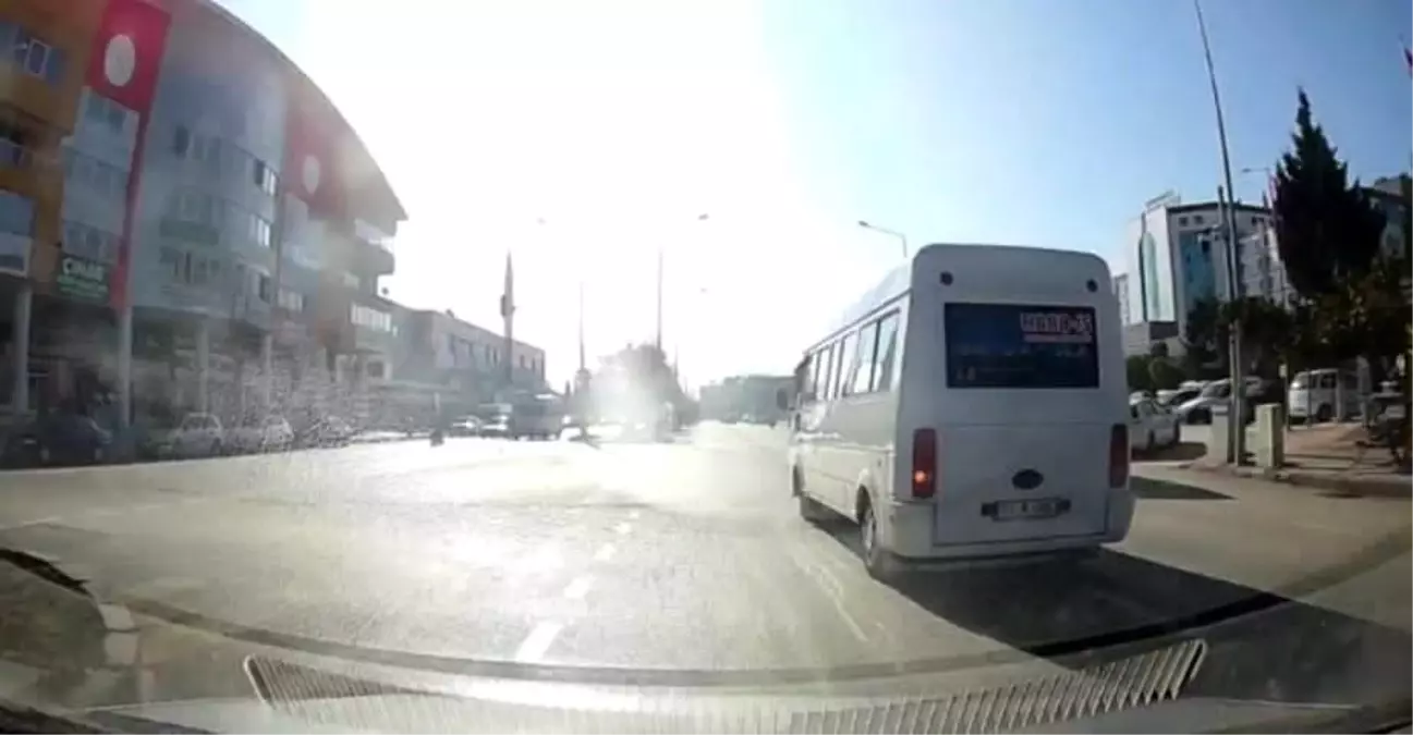 Afyonkarahisar'da Dolmuşun Kırmızı Işık İhlali Kamerada