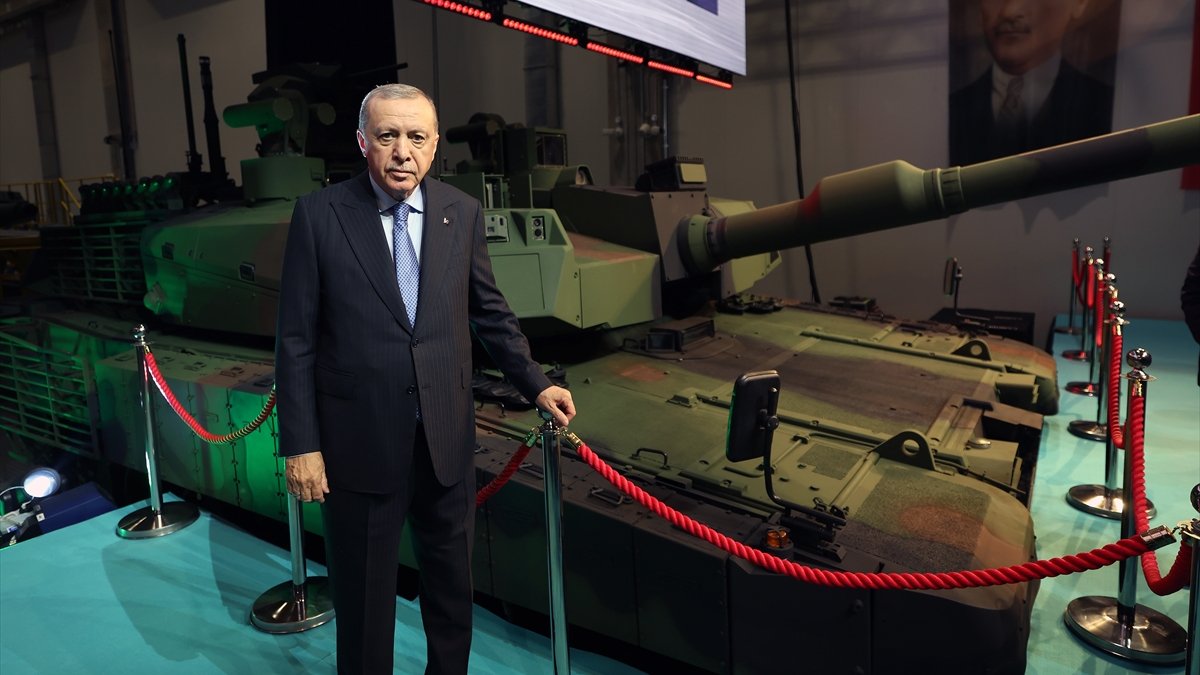 Cumhurbaşkanı Erdoğan, Altay tankıyla poz verdi