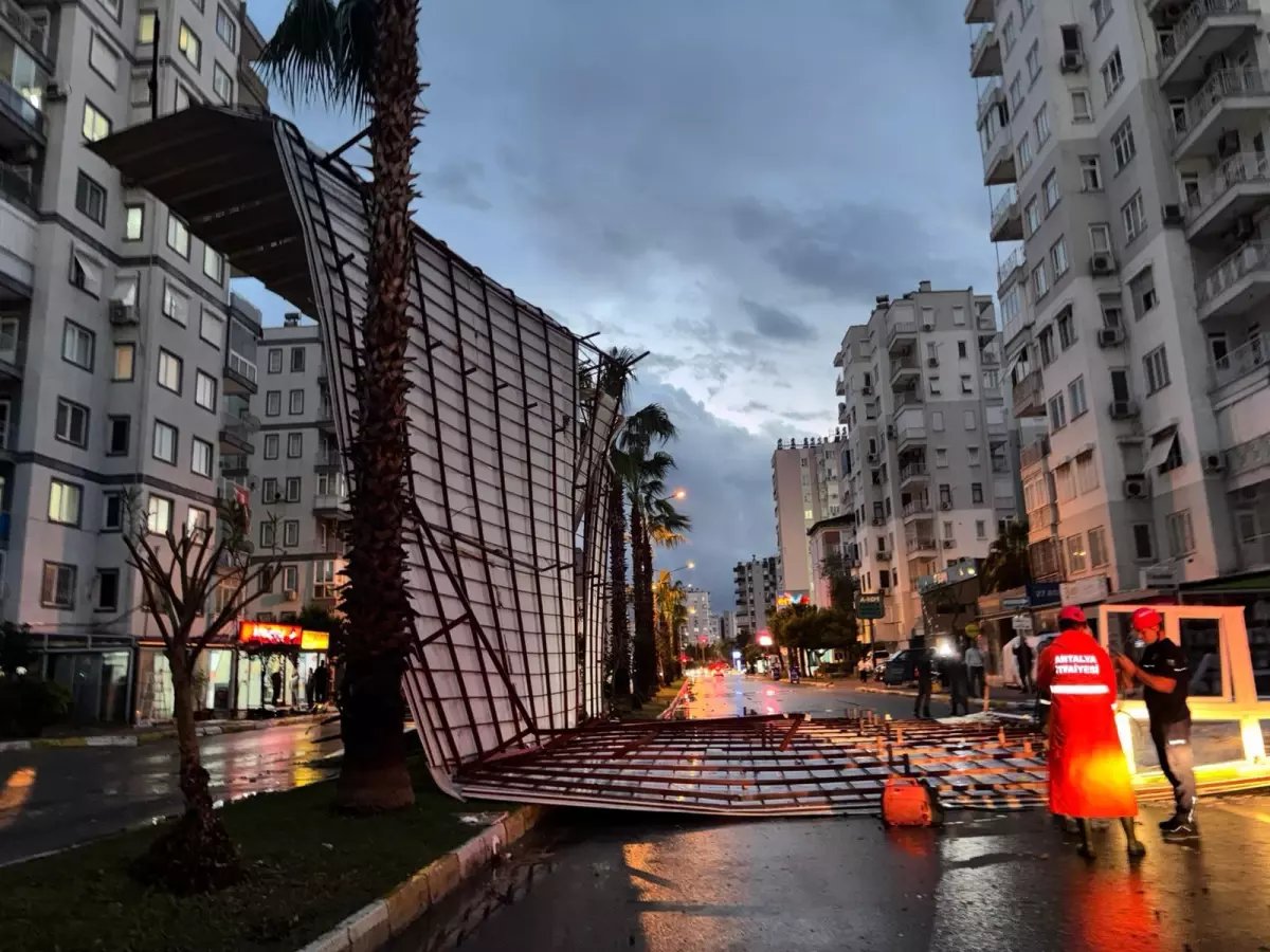 Antalya'da Şiddetli Yağış ve Rüzgar Hasara Yol Açtı