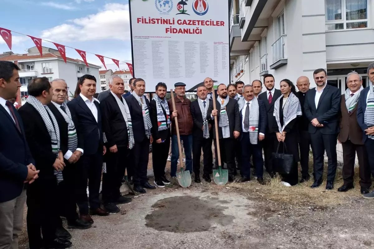 Filistinli şehit gazeteciler anısına fidanlar Ankara'da toprakla buluştu